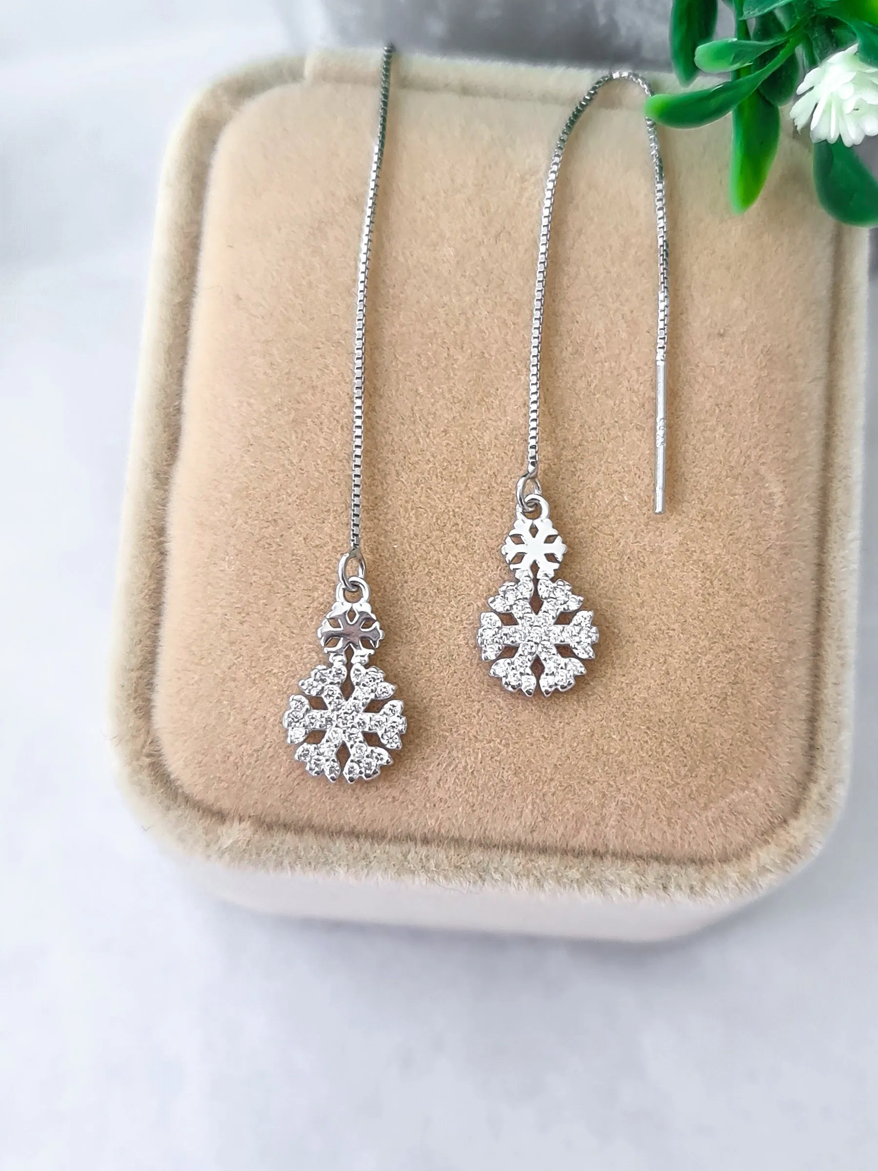 Dropping Snowflakes Stud Earrings