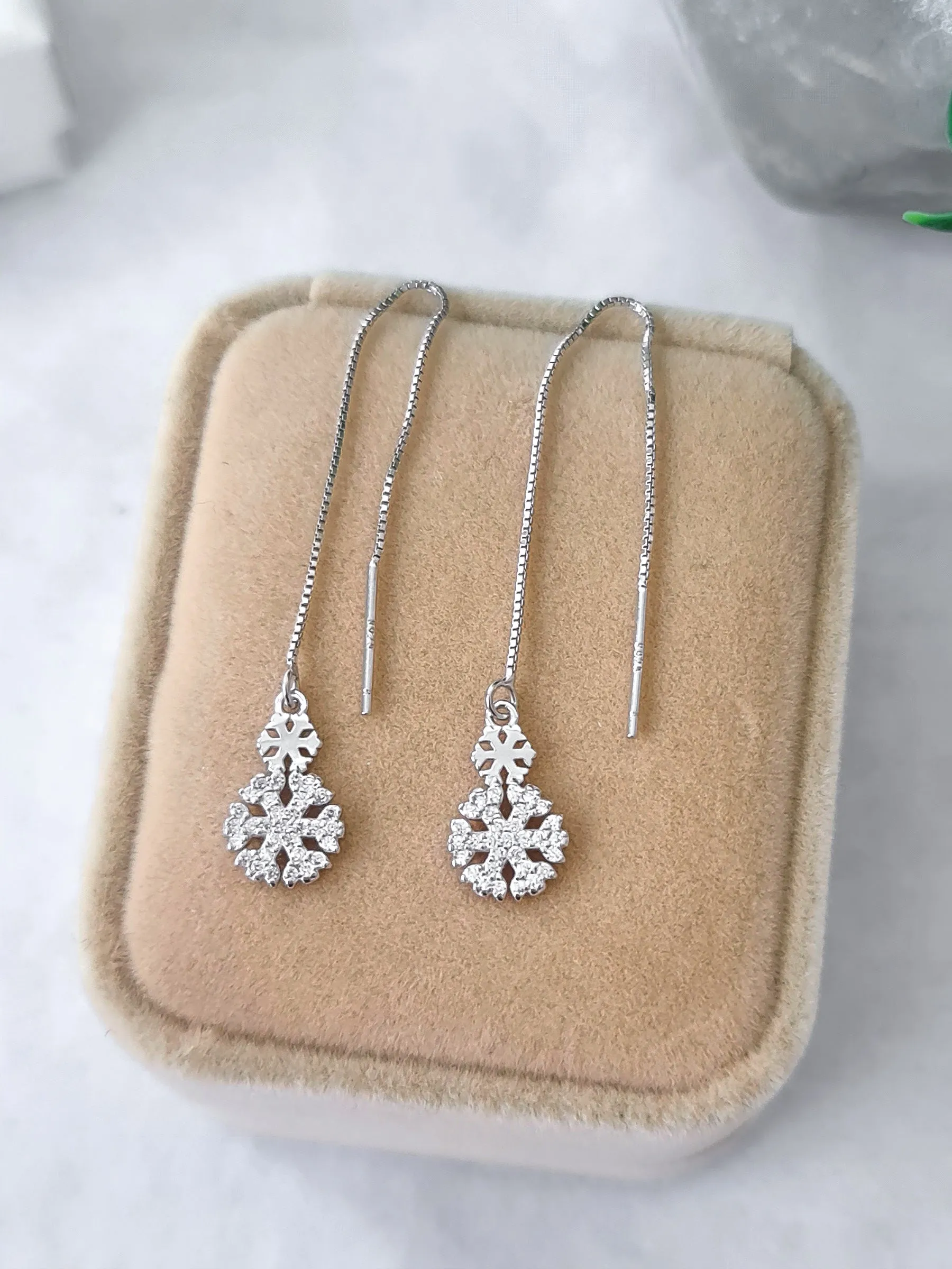 Dropping Snowflakes Stud Earrings